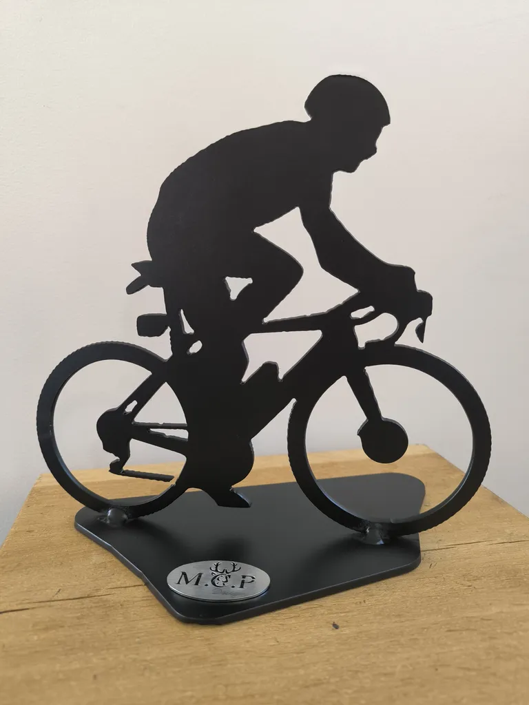 Statuette Cycliste Métal Découpé – Idée Cadeau Originale Fête des Pères, Passion Vélo, Tour de France – Fabrication Artisanale à Villeneuve-de-Rivière près de Saint-Gaudens (Haute-Garonne 31)