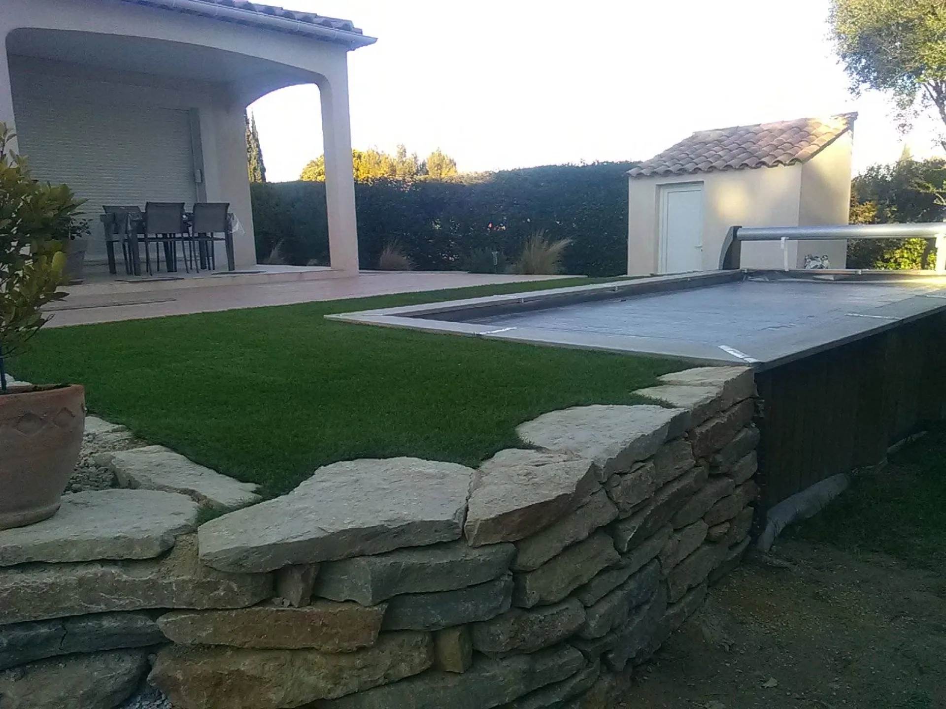 Habillage avec muret ou enrochement en pierres autour d une piscine à Rogna