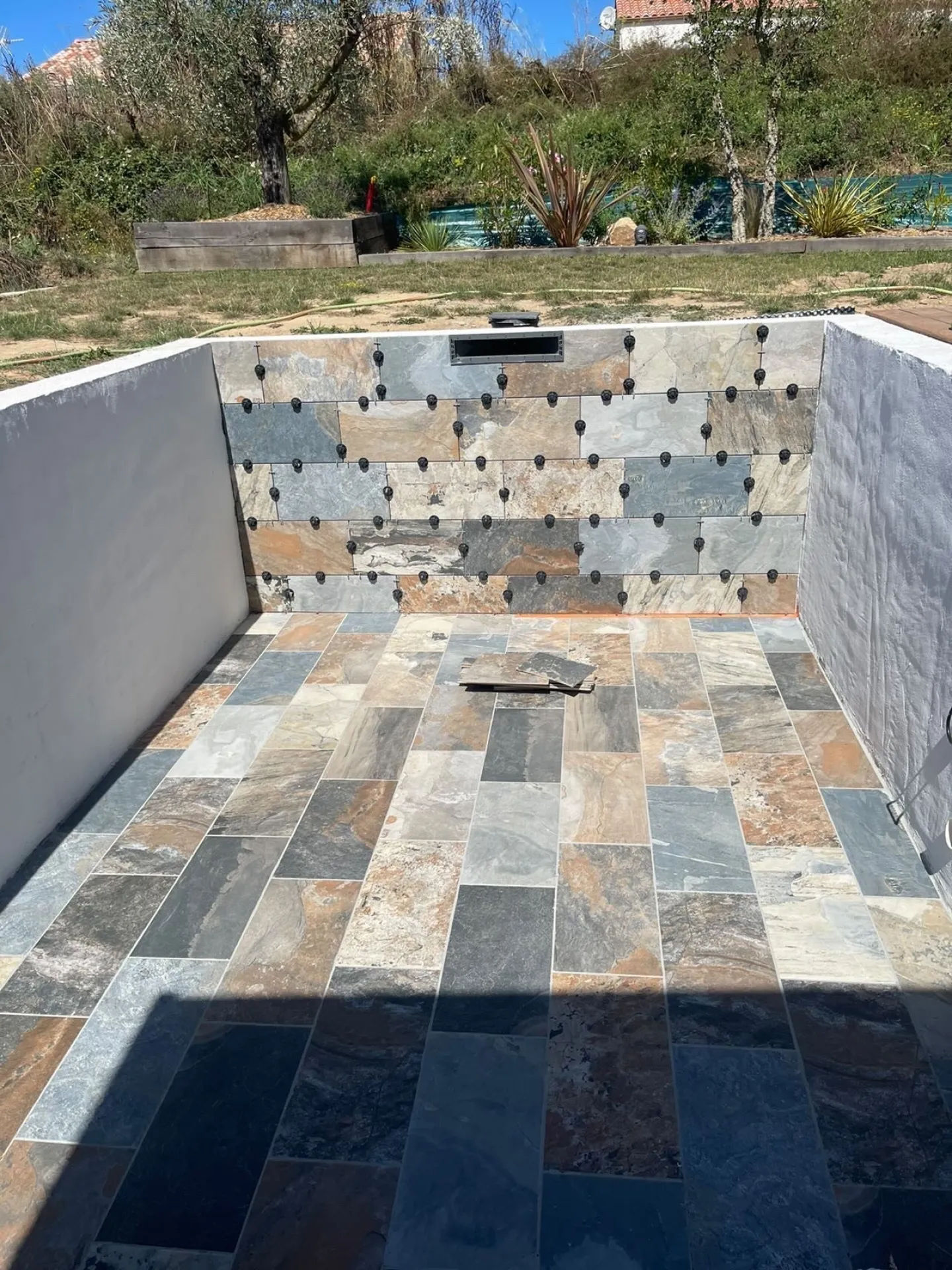 Une réalisation réussie à Isneauville près de Rouen : carrelage extérieur imitation pierre de Bali pour une piscine d'exception !