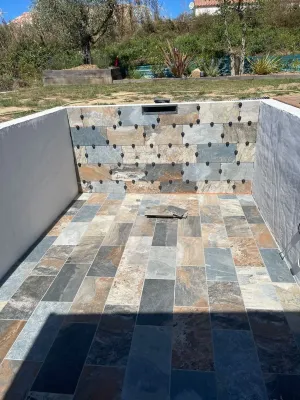 Une réalisation réussie à Isneauville près de Rouen : carrelage extérieur imitation pierre de Bali pour une piscine d'exception !