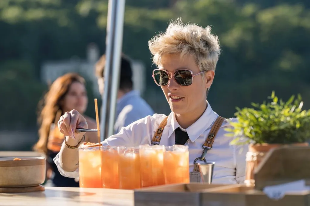 Invités profitant d’un bar à cocktails mobile lors d’une soirée anniversaire
