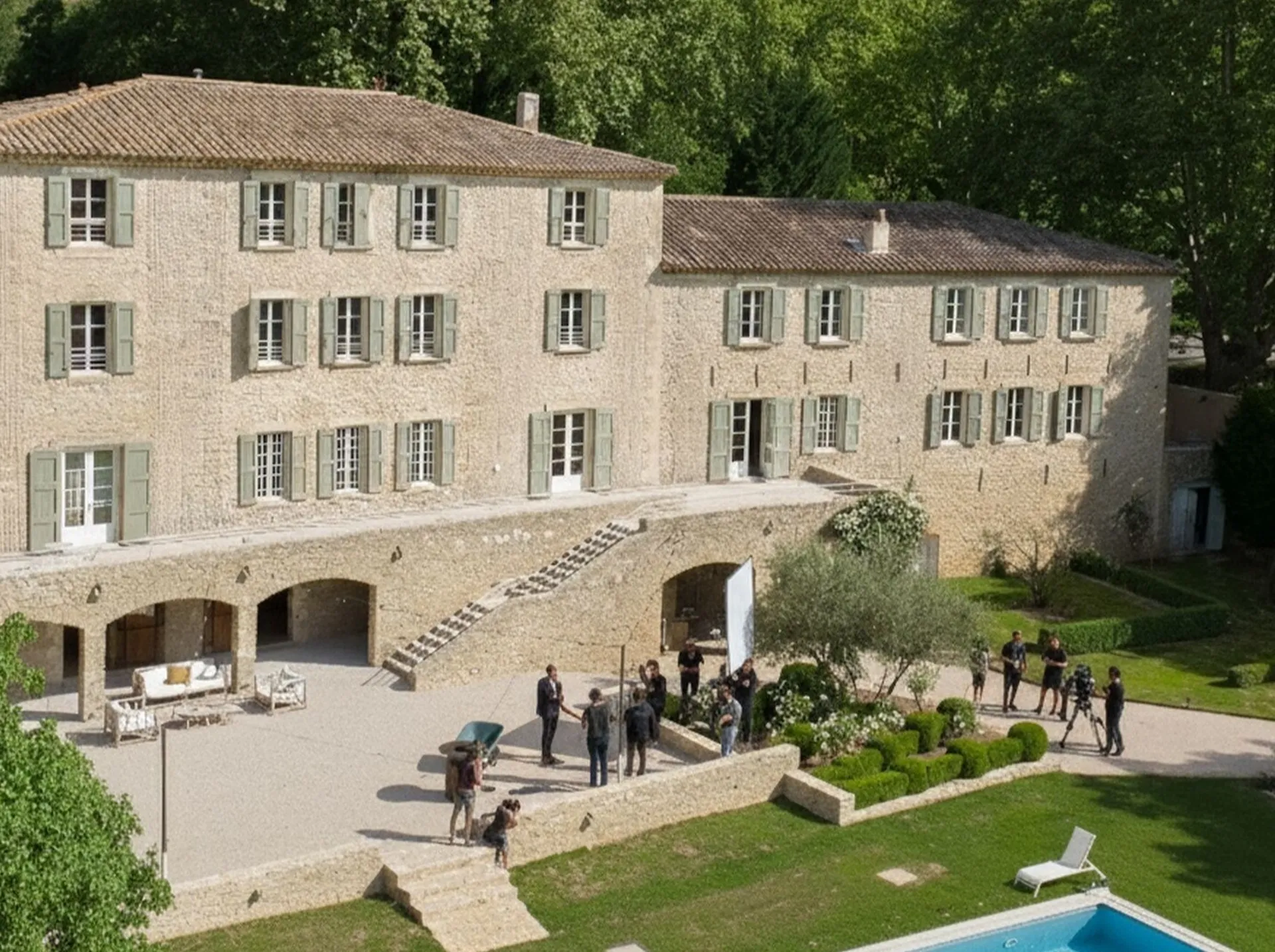 Louer domaine pour publicité luxe à Apt 84400 Vaucluse : Domaine avec piscine miroir, façade en pierre, idéal pour plans haut de gamme.