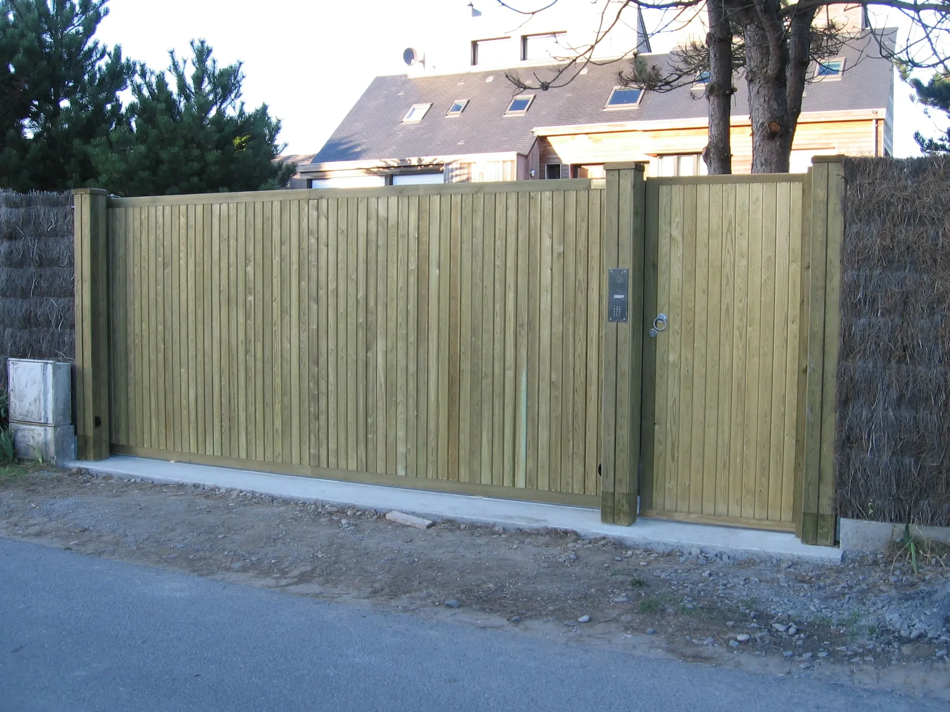 Installation de Portail Bois Exotique Coulissant Motorisé, Modèle Plein Sur-Mesure à Honfleur dans le Calvados 14 et Deauville