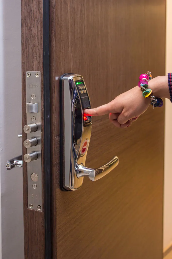 Installation de serrure connectée pour arrivée autonome Airbnb à Lyon : installation rapide 