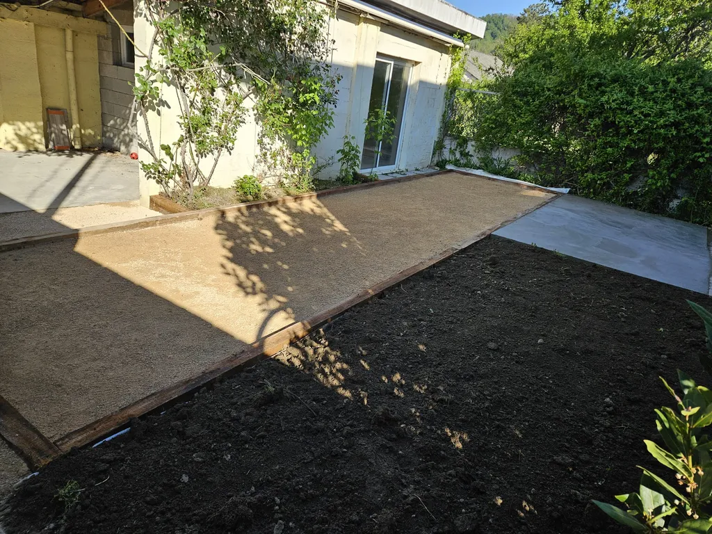 Création de terrain de pétanque et terrassement pour aménagement extérieur à Ambérieu-en-Bugey avec finition en gravier compacté