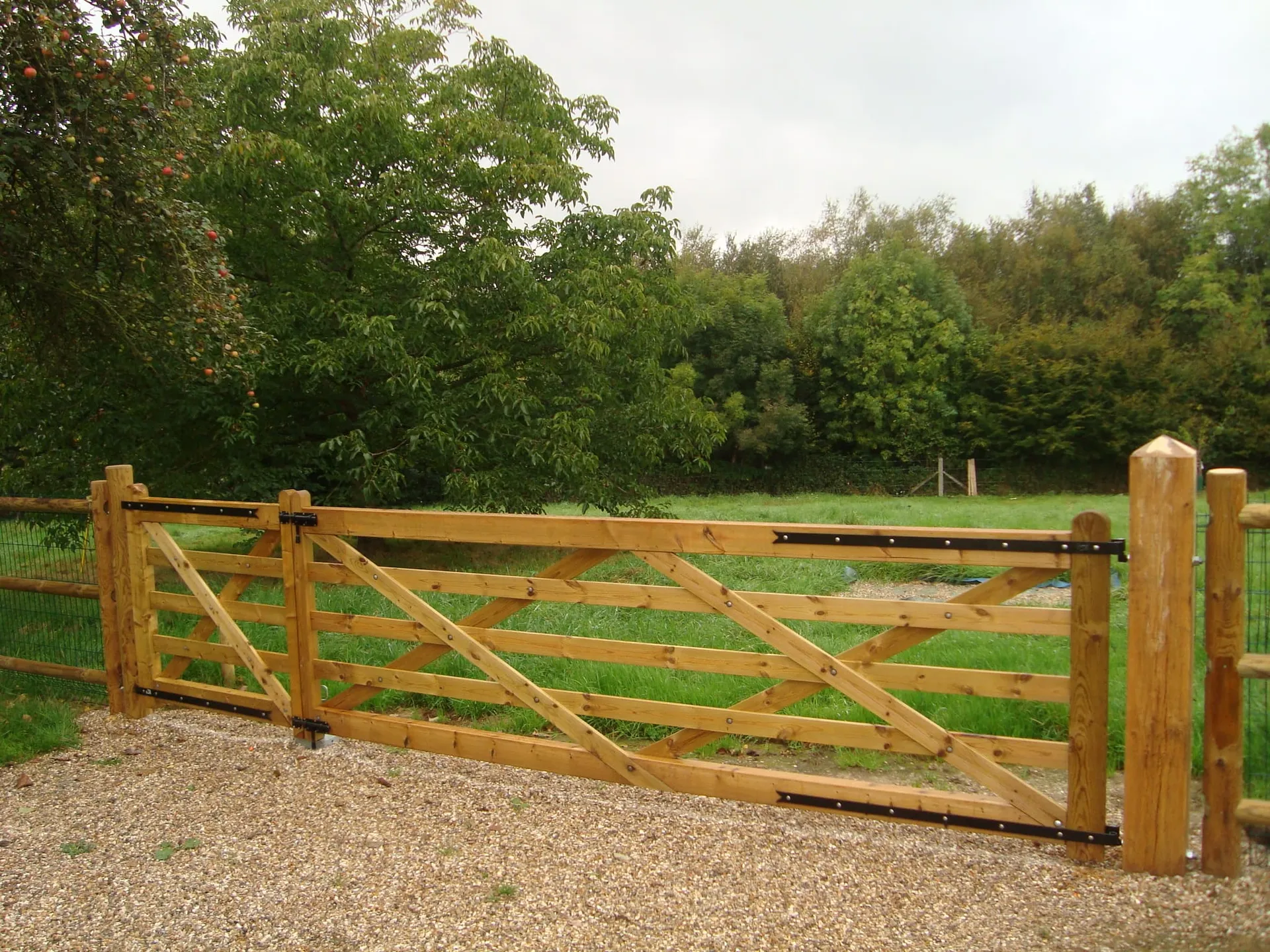Installation de Portail champêtre en bois, Barrières de prairie et Portillons en bois massif à Cormeilles dans l’Eure 27 et ses Alentours