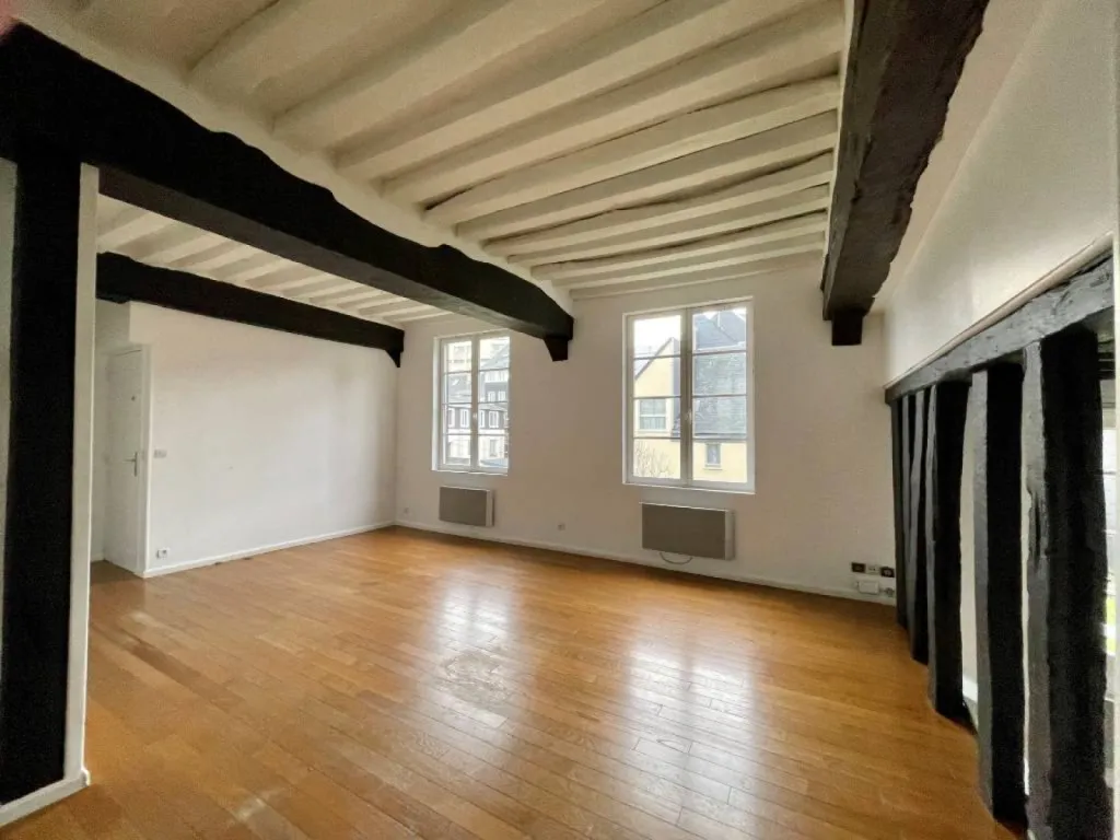 salle a manger spacieuse et lumineuse