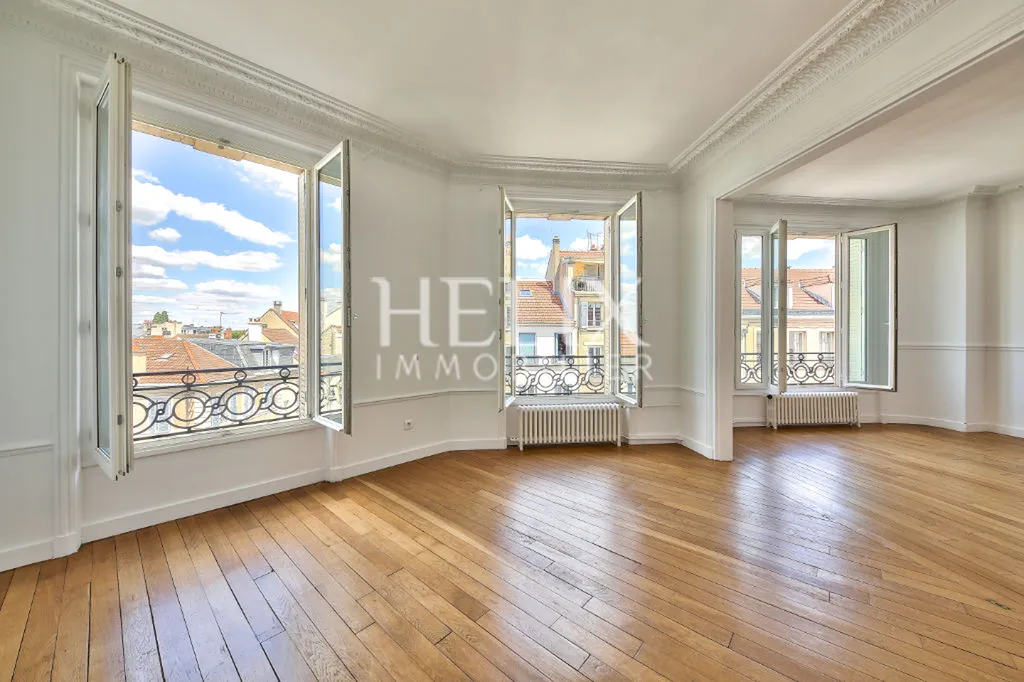 Saint Germain en Laye dans un immeuble en Pierre de taille de style Haussmannien à deux pas de la place du marché, des écoles, des commerces et du RER A.