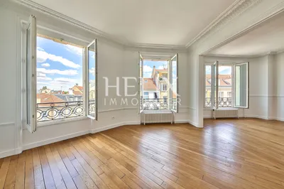 Saint Germain en Laye dans un immeuble en Pierre de taille de style Haussmannien à deux pas de la place du marché, des écoles, des commerces et du RER A.