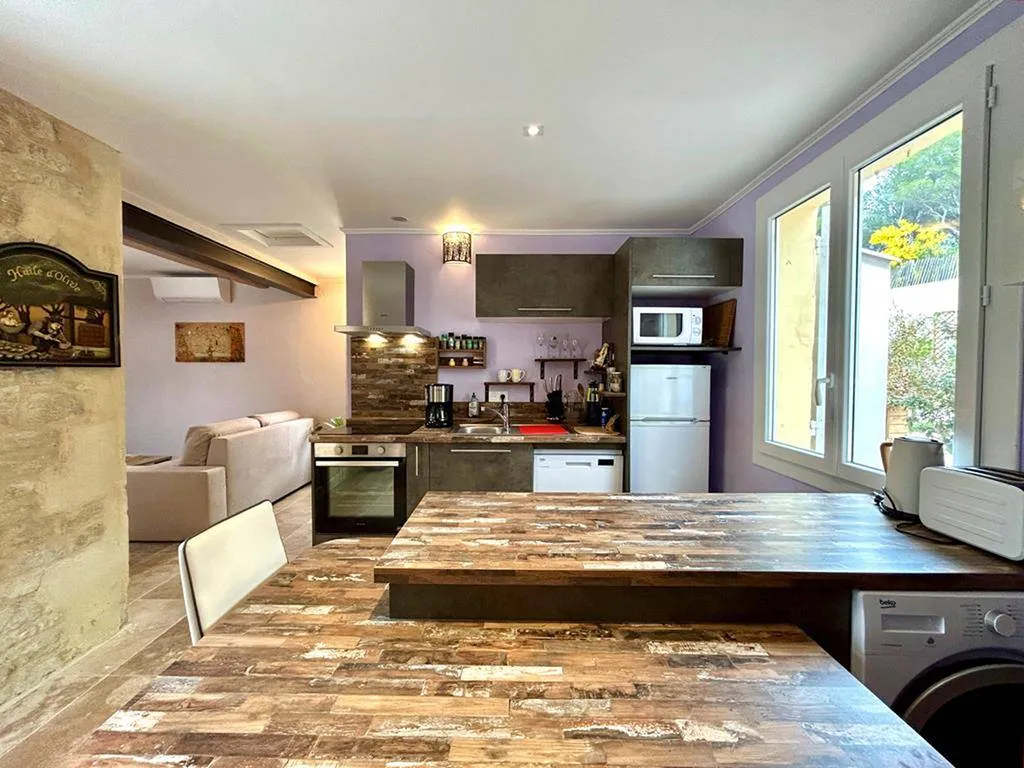 PERNES-LES-FONTAINES : MAISON DE PLAIN-PIED EN POSITION DOMINANTE AU COEUR D'UNE PINÈDE   