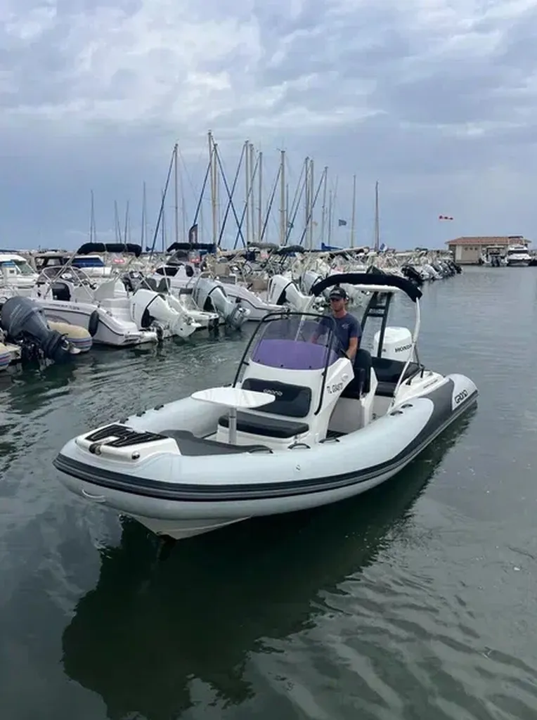 Toni Marine propose à la vente un Grand Boats Golden Line G580 d'occasion de 2025 équipé d'un moteur Honda BF115 prêt à naviguer à La Londe les Maures près de Hyères