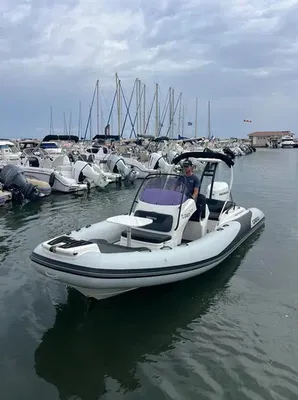 Toni Marine propose à la vente un Grand Boats Golden Line G580 d'occasion de 2025 équipé d'un moteur Honda BF115 prêt à naviguer à La Londe les Maures près de Hyères