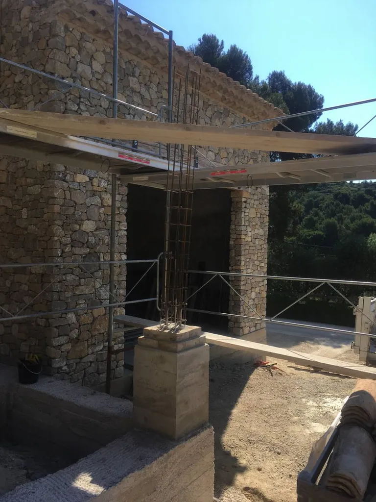 Réalisation de piliers en béton brut de décoffrage près de Saint-Rémy-de-Provence