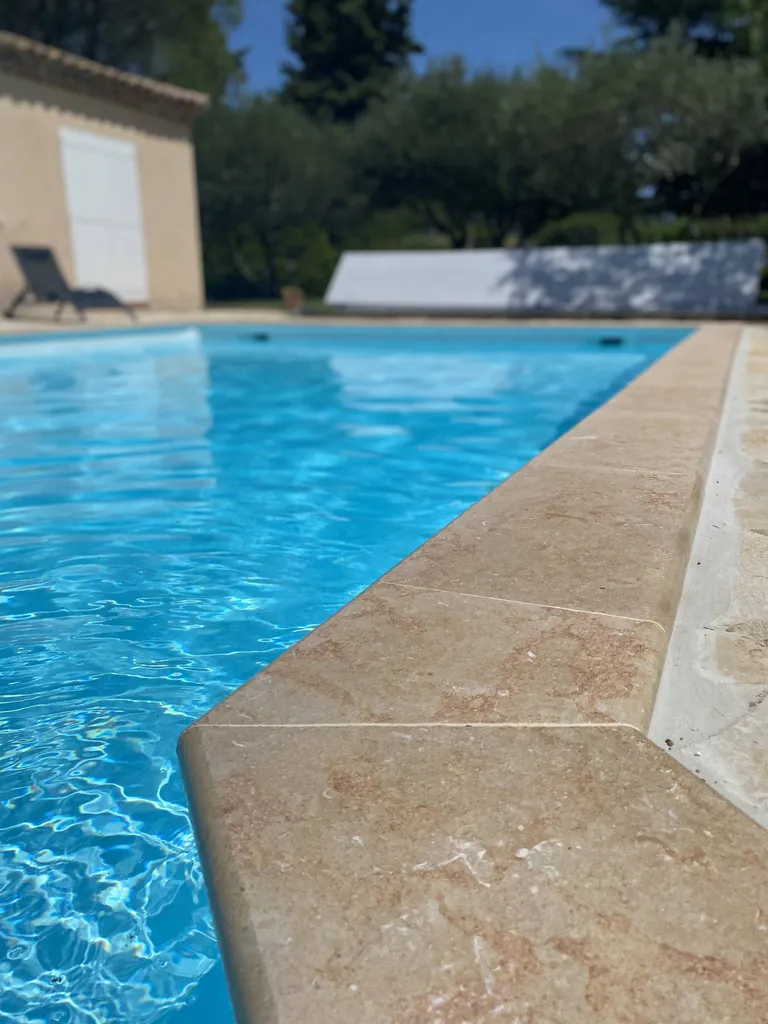 MARGELLE PISCINE EN PIERRE NATURELLE CASTELLA BEIGE / CENIA BEIGE / PIERRE BEIGE FINITION FLAMMEE