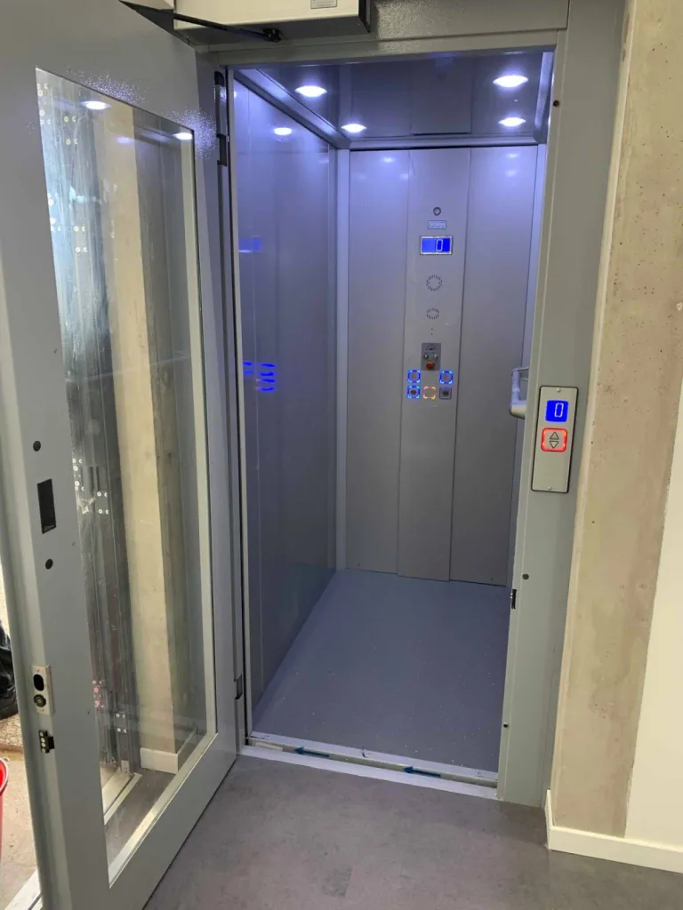 Eclairage LED pour cet élévateur vertical VIMEC au sein d'une maison de santé entre Arles & Marseille