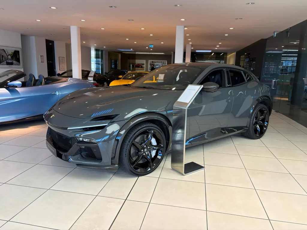 Voiture de sport dépôt-vente Bordeaux Asphalte Diffusion vue avant extérieure