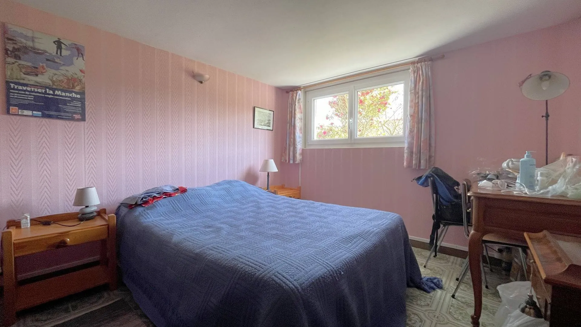 Terres Et Demeures De Normandie – Maison à vendre avec charme des années 60 : Votre agence vous présente ce bien à fort potentiel dans un environnement agréable.