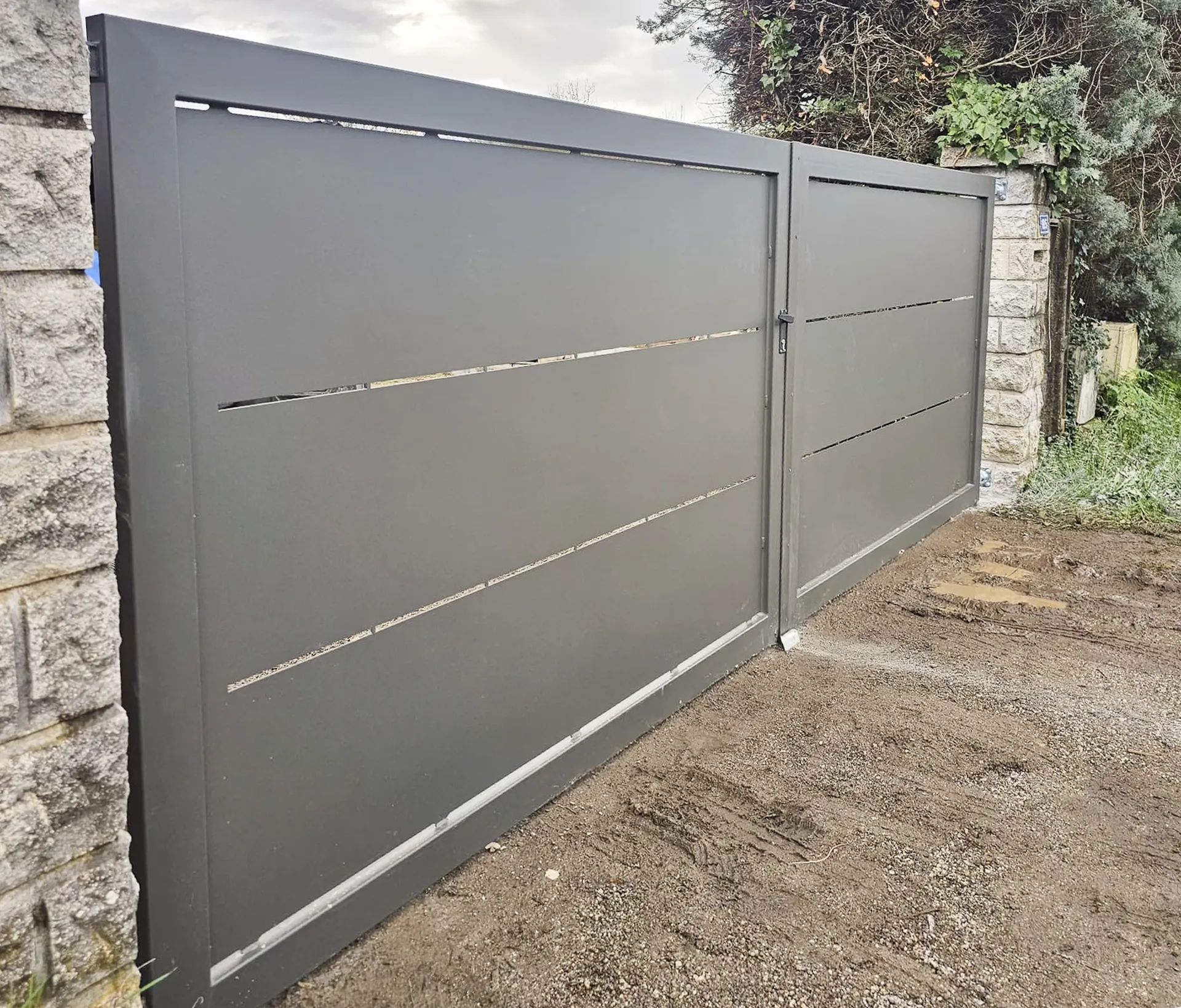 Portail deux battants en fer avec découpe plasma et thermolaquage, réalisé à Pradons près d’Aubenas en Ardèche