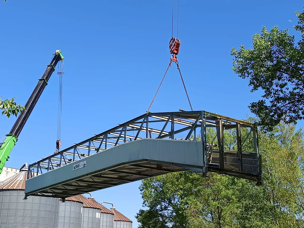 Entreprise spécialisée en Levage en tandem à deux grues à Lieusaint pour pose de convoyeur sur site céréalier