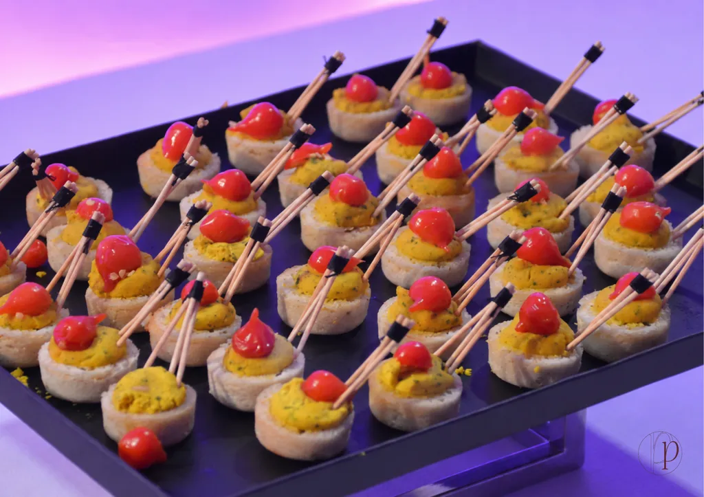Pièces cocktail gourmandes sur un stand du Mondial de l’Auto
