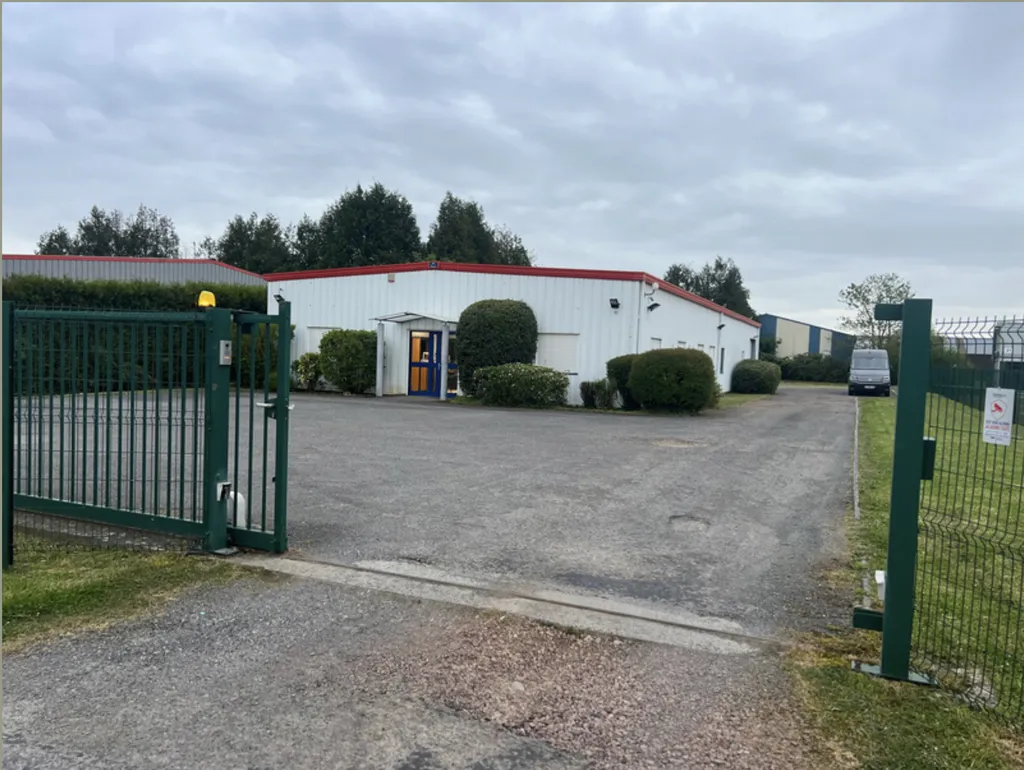 A VENDRE LOCAUX D'ACTIVITES À MOULT CHICHEBOUVILLE