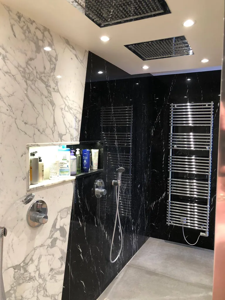 paroi en coupe biaise en marbre de carrare et noir marquina sur Saint Etienne du Grès