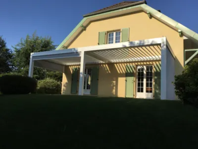 Réalisation d’une pergola bioclimatique aluminium double module laqué teinte blanc sablé attenante à Bermont près de Belfort