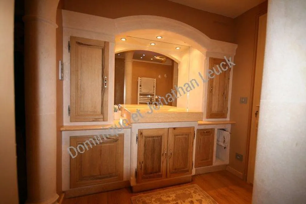 Meuble en pierre des Estaillades et la vasque en pierre d'Egypte (jaune atlantide) situé sur Saint Etienne du Grès à proximité d'Avignon