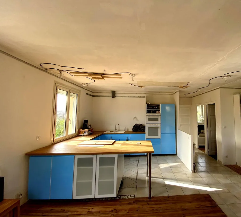 Cuisine : Rénover son plafond abimé grâce au plafond tendu blanc mat à Foix - Plafonds Tendus Occitans Toulouse