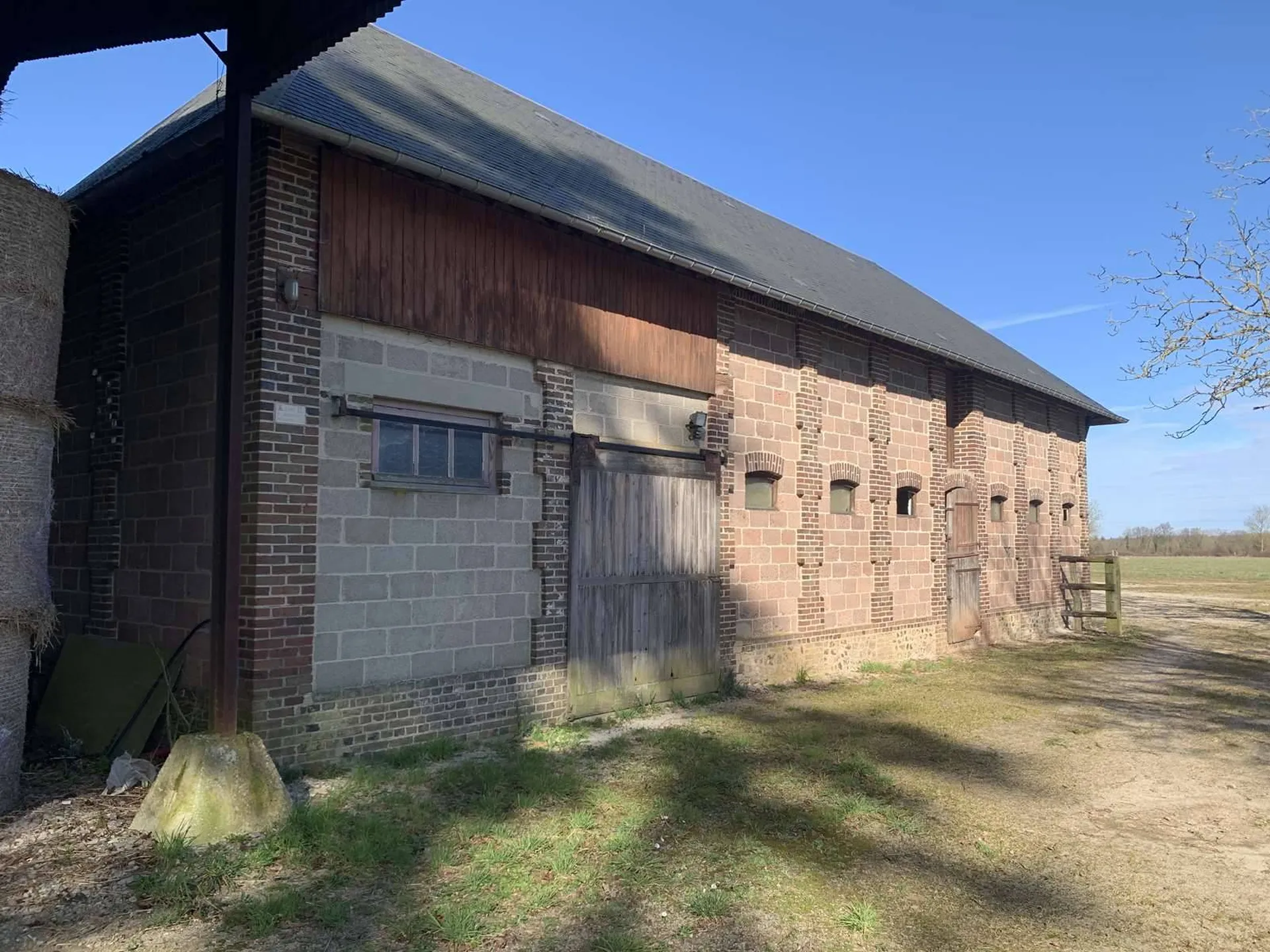 Entre VIMOUTIERS (61120) et ORBEC (14290), A VENDRE HARAS avec 39 ha