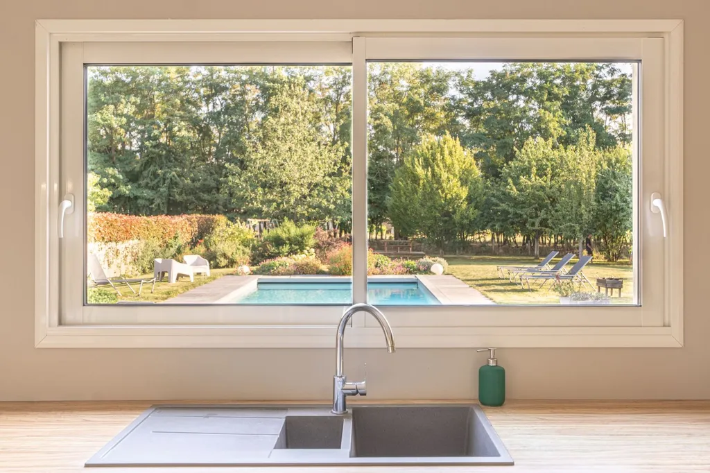 belle demeure à vendre en sarthe avec piscine grand jardin et pool house