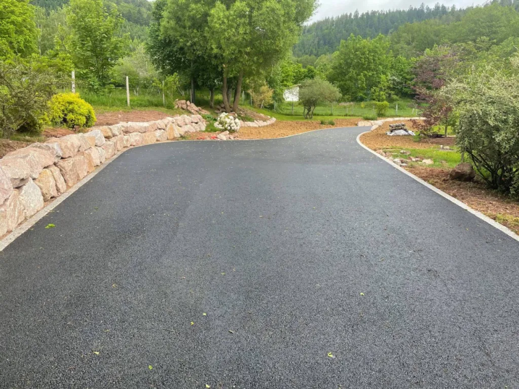 Pose d'enrobé pour une maison individuelle à Saales, près de Schirmeck. 