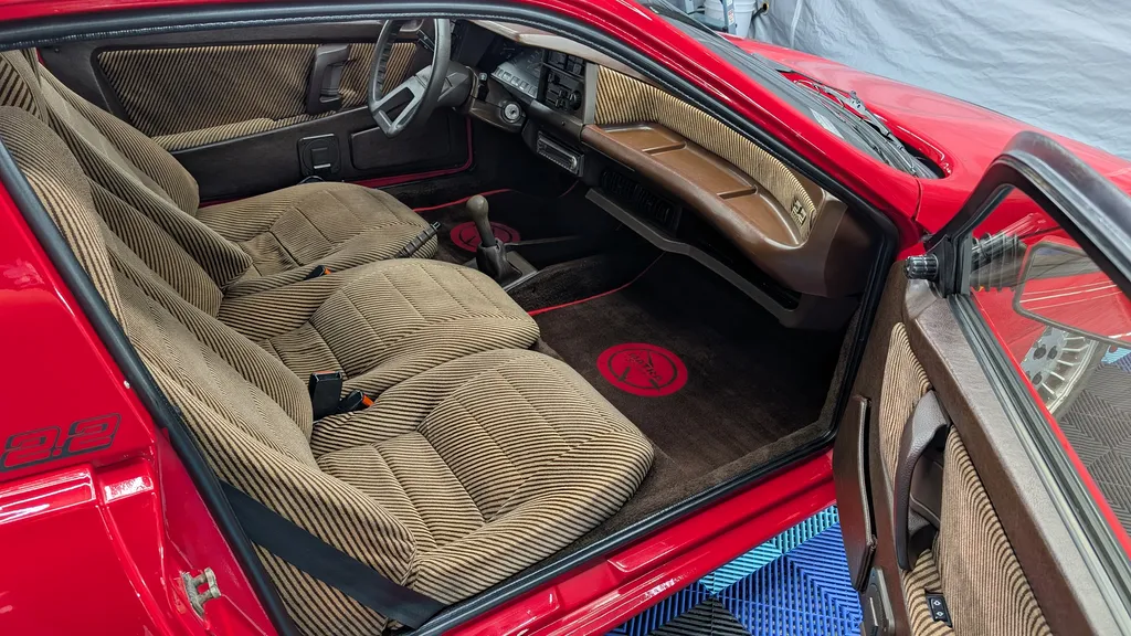 Nettoyage intérieur de voiture avec aspiration et dépoussiérage méticuleux pour un habitacle propre, sain et agréable