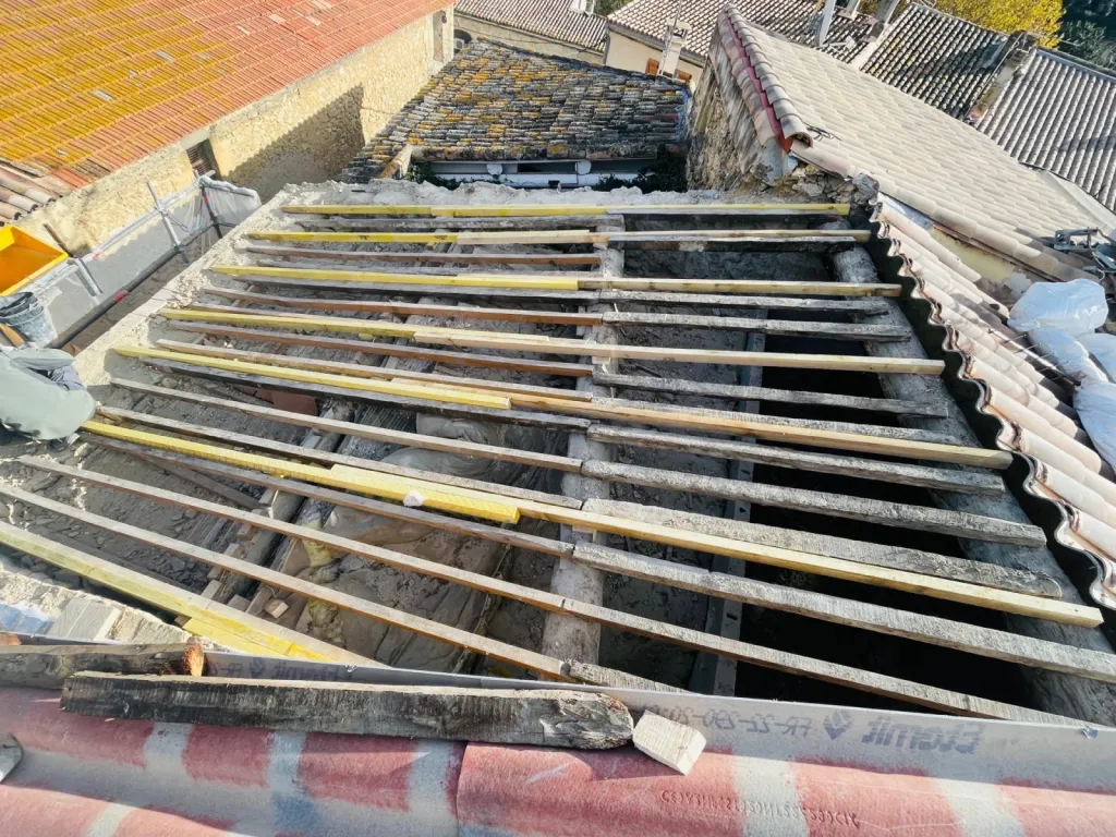 depose tuiles et pose des chevrons sur éguilles 13510