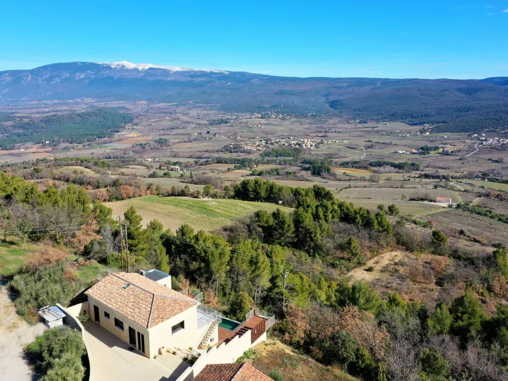 Maison moderne avec piscine à débordement et vue panoramique sur le Mont-Ventoux   