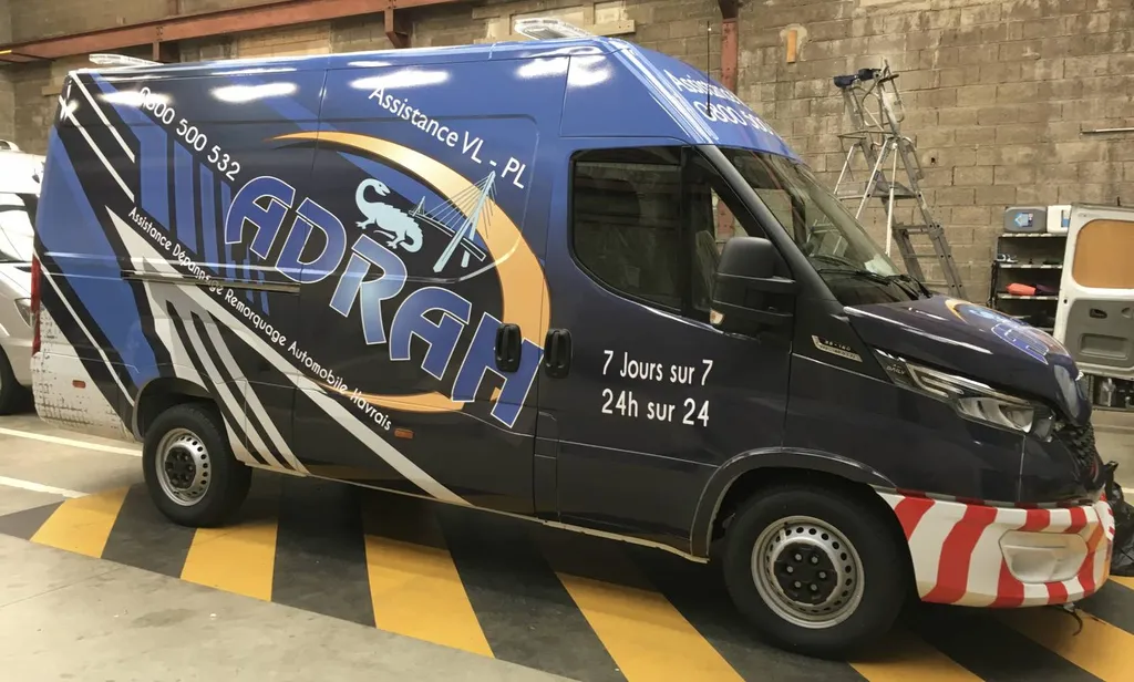 Pose d'adhésifs publicitaires sur une camionnette ADRAH à Gonfreville-l'Orcher