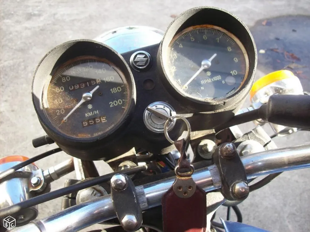 SUZUKI GT550 1971 RESTAURATION