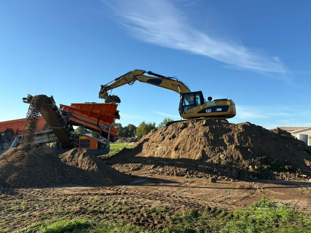 Particuliers ou professionnelles, faites confiance à une entreprise locale pour vos travaux de terrassement dans le Médoc.