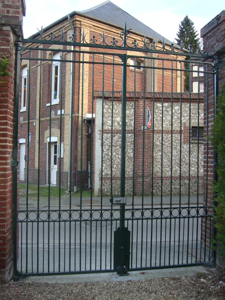 Installation de Portail Battant Métallique Traditionnel, Barreaudage Acier et Décors Forgés pour Maison et Propriété à Elbeuf en Seine-Maritime à proximité de Caudebec-en-Caux et Yvetot