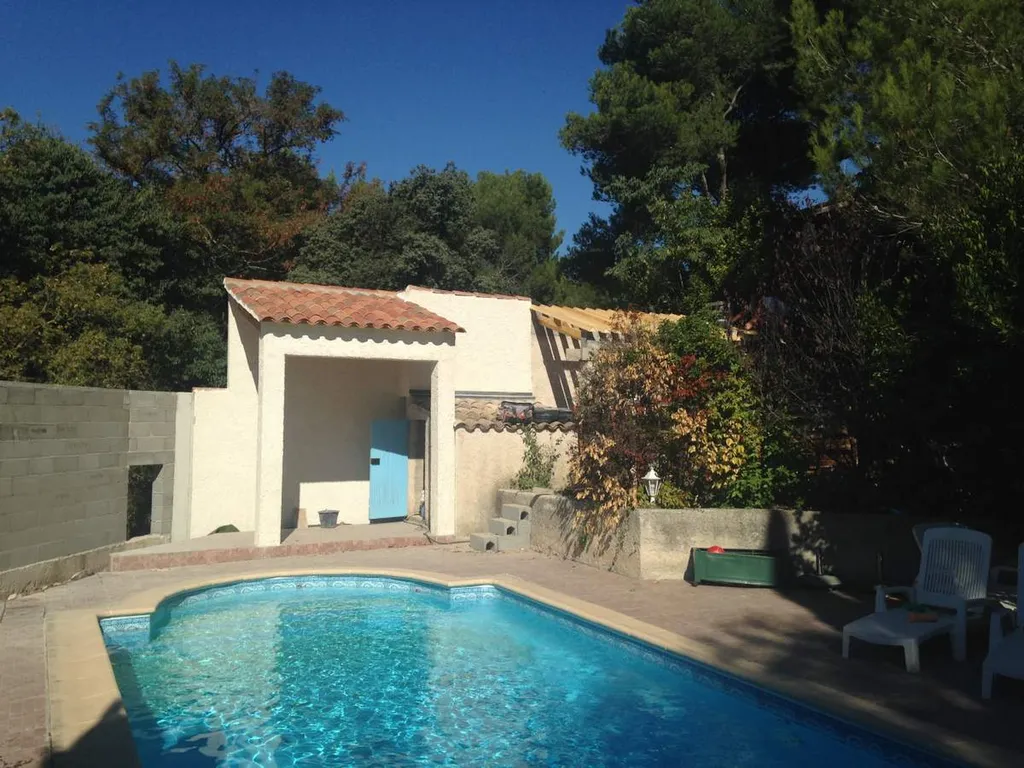 Construction d'un abri de jardin dans une villa à Salon de Pce