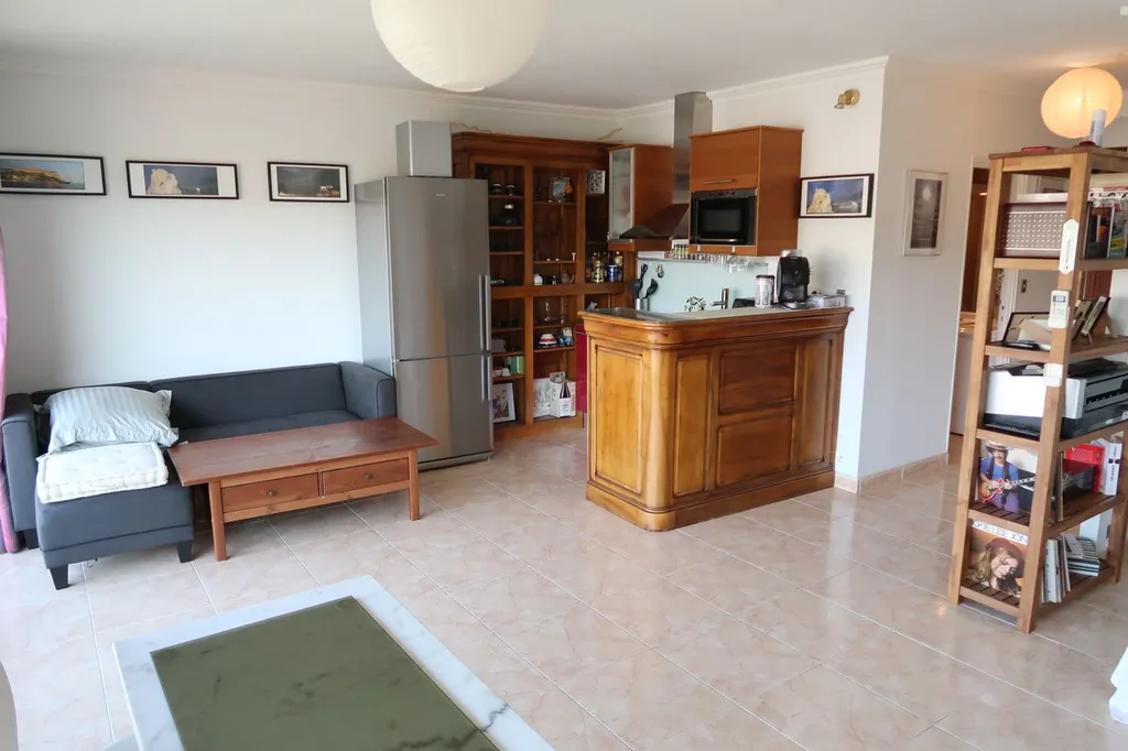 A la vente appartement Cassis T1 et T2 à réunir avec balcon, cave et garage dans immeuble au centre avec ascenseur