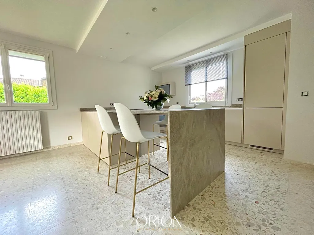 Cuisine ouverte au style minimaliste, équipée & sur mesure avec un îlot central convivial à Castelmaurou, en Haute-Garonne (31)