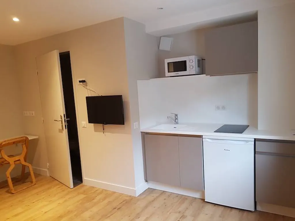 Studio avec kitchenette complète et plan en krion