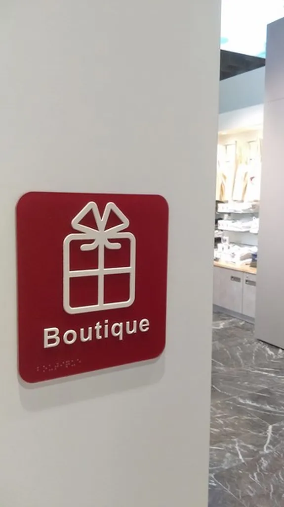 Fabrication et pose de plaques en braille pour la boutique, la salle de conférences et l’accueil de Grenoble Alpes Métropole