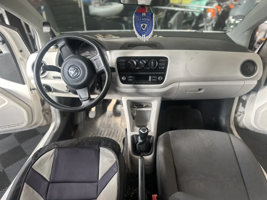 Nettoyage voiture intérieur professionnel Volkswagen Up avec aspiration, désinfection sans rendez-vous à Marseille Château-Gombert 13013 – Speed Glass expert auto