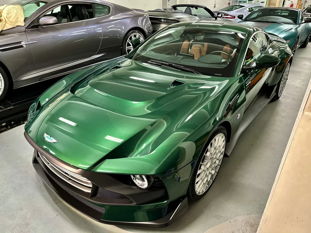 Traitement céramique Lyon protection carosserie Aston Martin Valour 