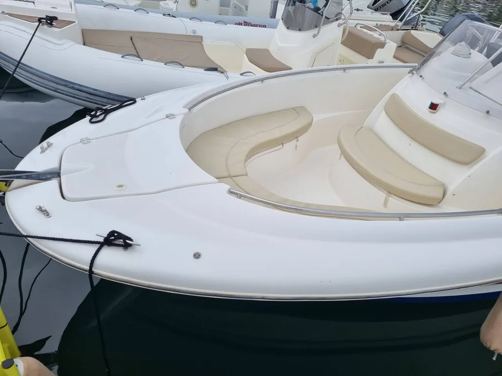 A vendre Cap Camarat 715 Open d'occasion en très bon état pour 8 personnes dans le Var