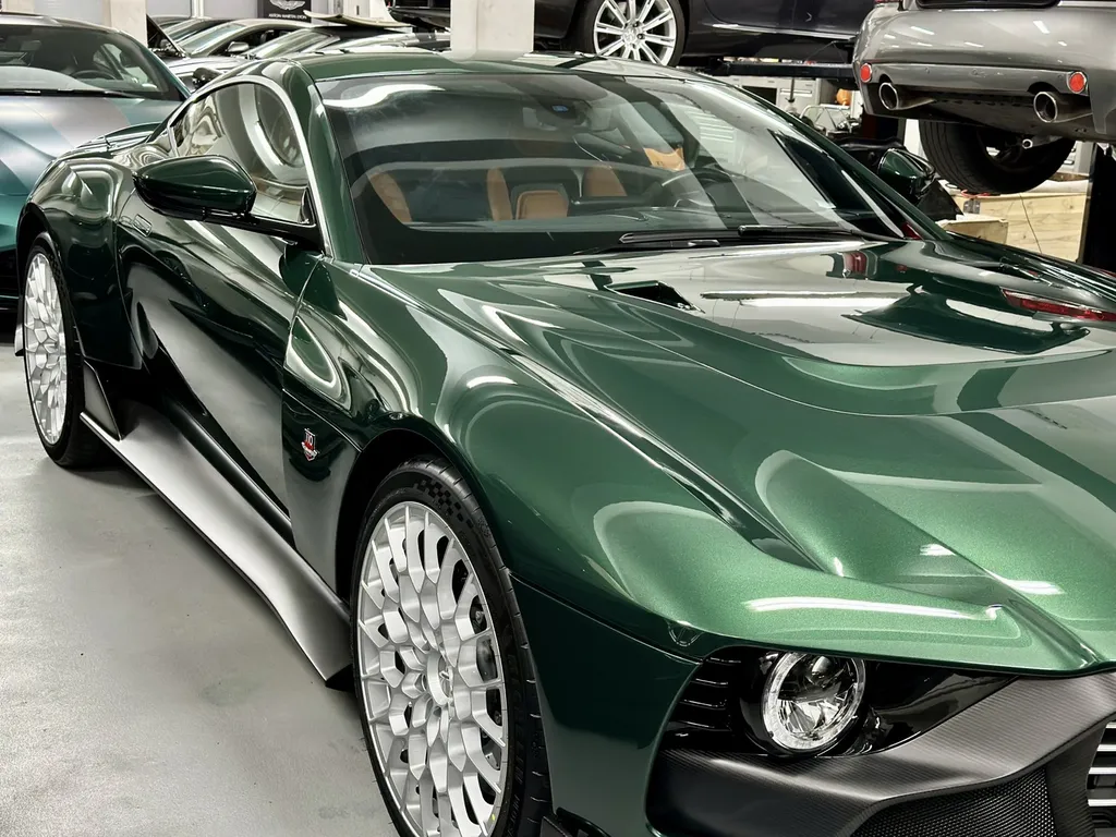 Traitement céramique Lyon protection carosserie Aston Martin Valour 