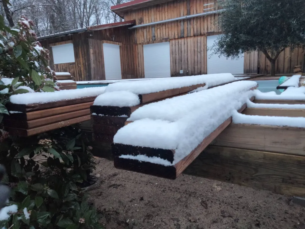 Construction de terrasse bois en pin surélevée autour d'une piscine sur le Bassin d'Arcachon