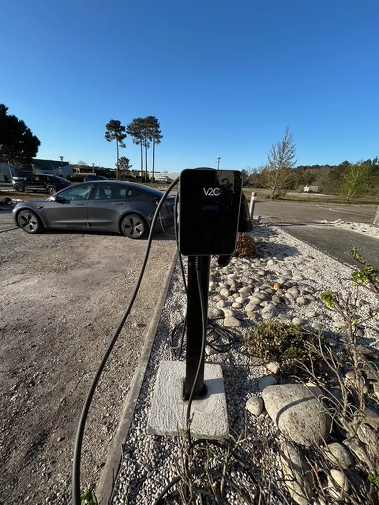 À Martillac 33650 en Gironde, aménagement d'infrastructure avec tranchée et installation de deux bornes de recharge doubles sur pied V2C Trydan 22kW pour flotte d'entreprise.